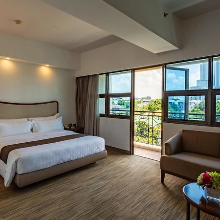 La Breza Hotel Кесон-Сити Экстерьер фото
