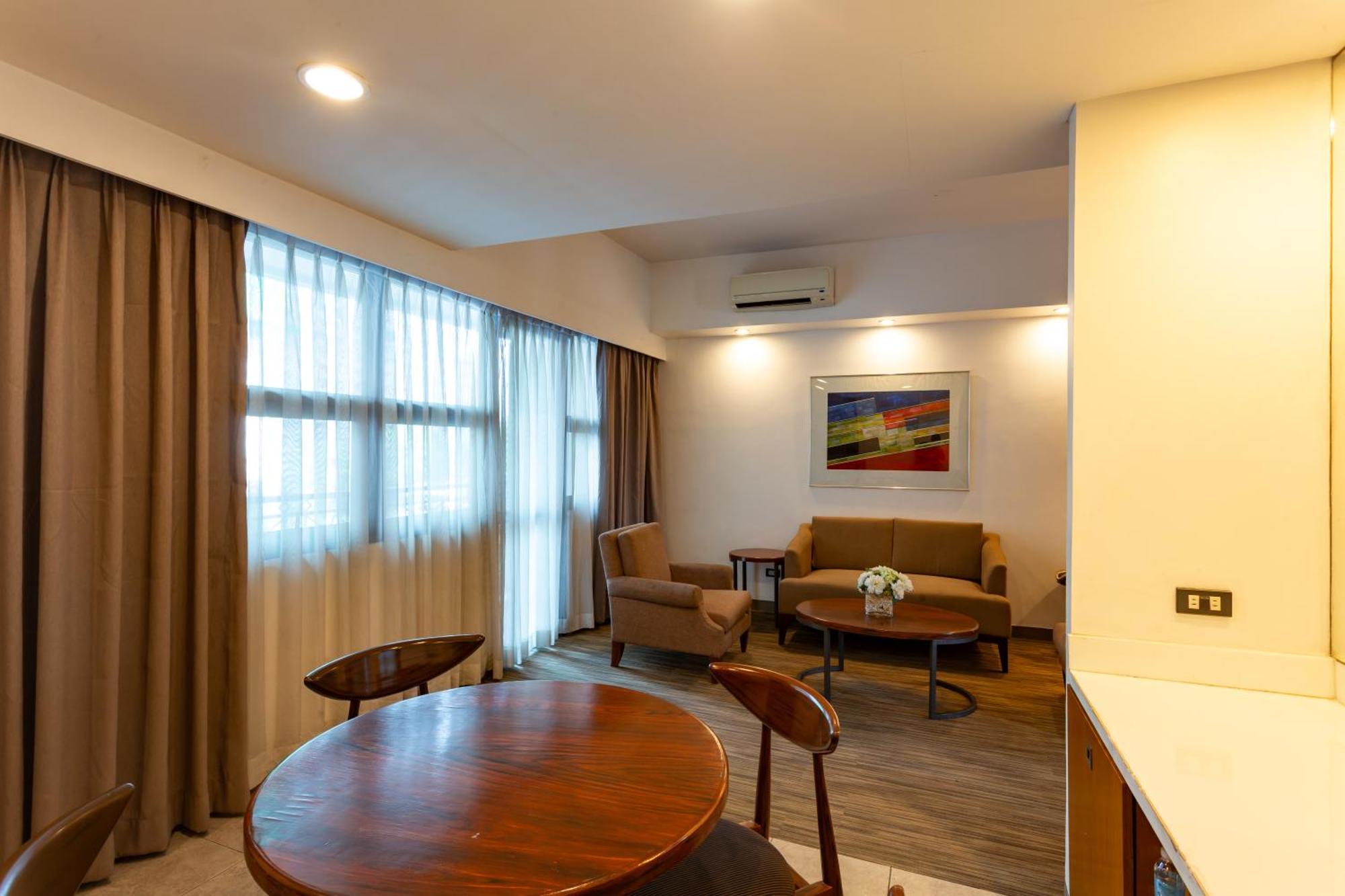 La Breza Hotel Кесон-Сити Экстерьер фото