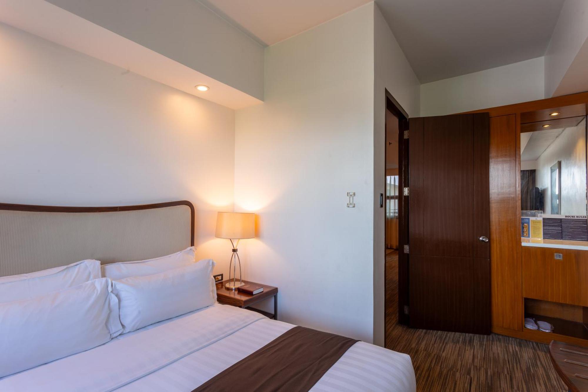 La Breza Hotel Кесон-Сити Экстерьер фото