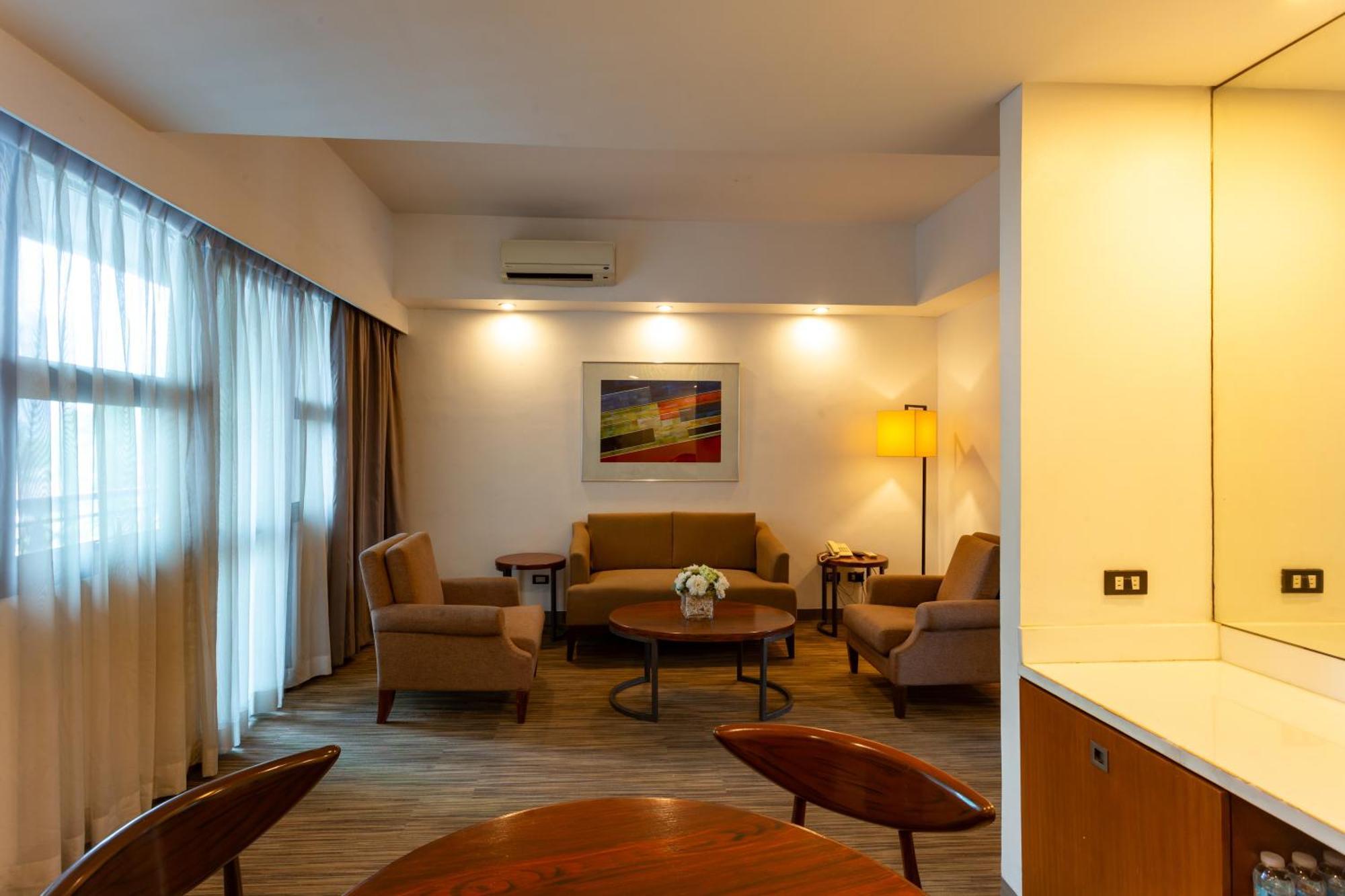 La Breza Hotel Кесон-Сити Экстерьер фото