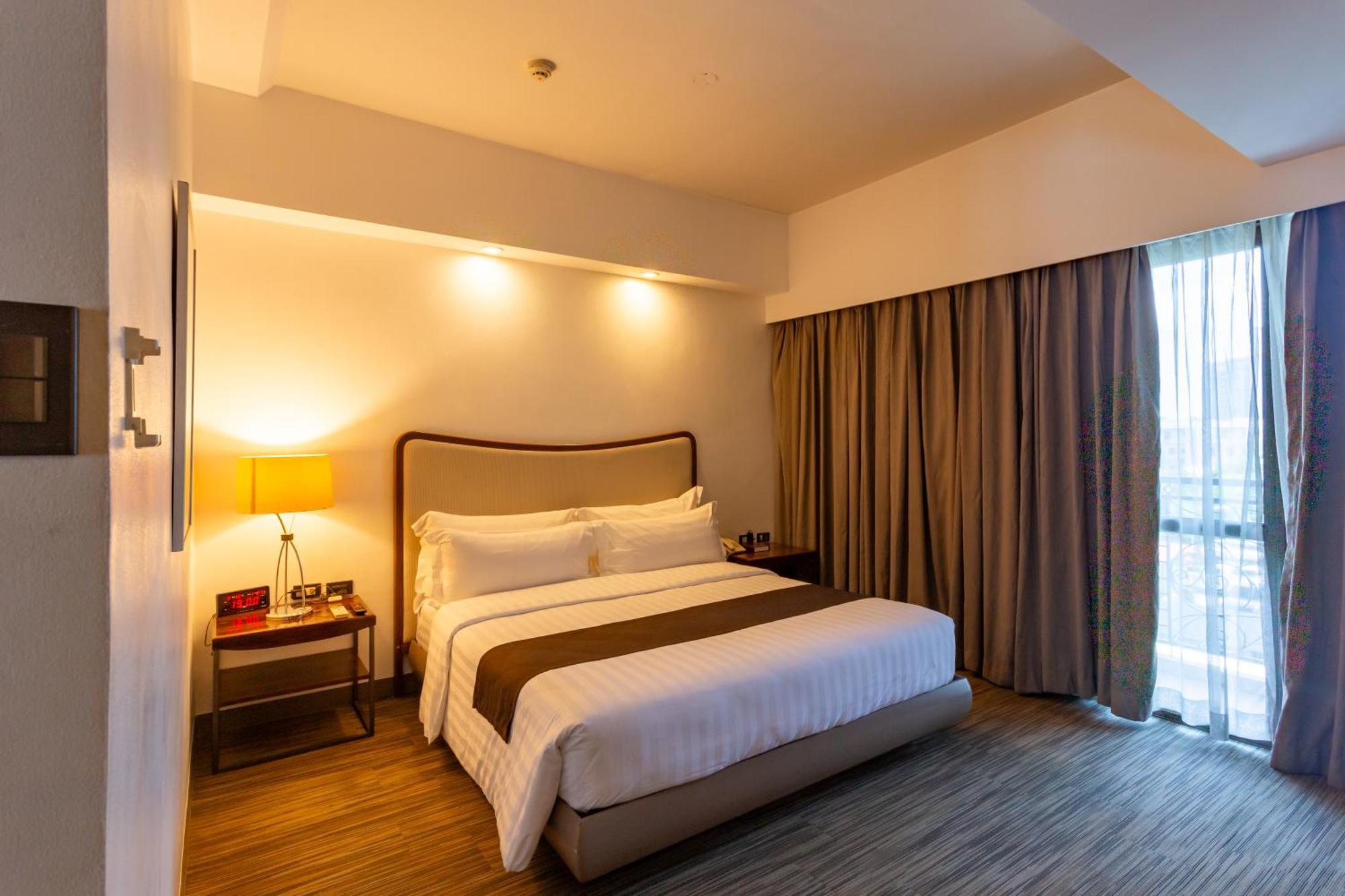 La Breza Hotel Кесон-Сити Экстерьер фото