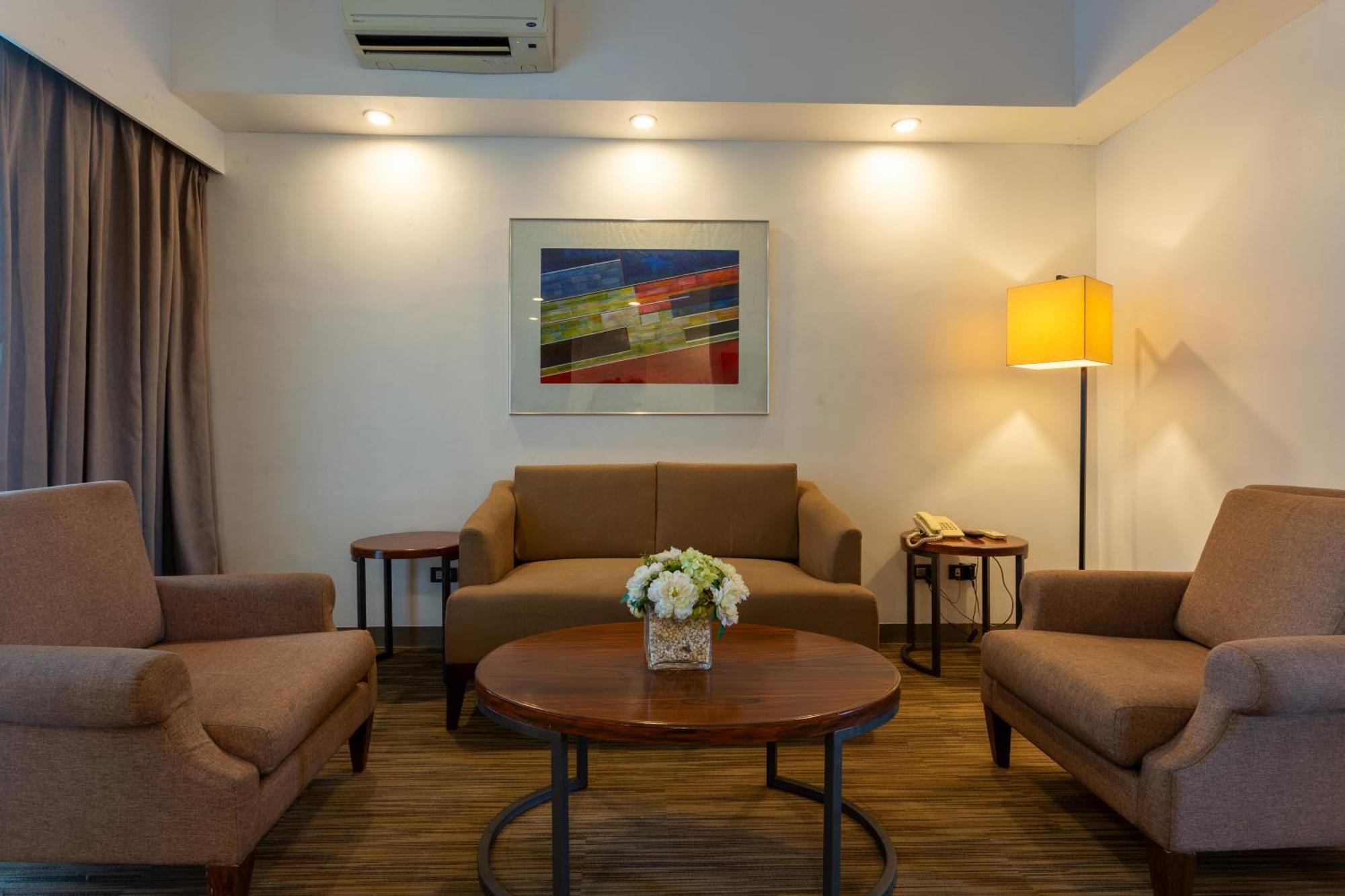 La Breza Hotel Кесон-Сити Экстерьер фото